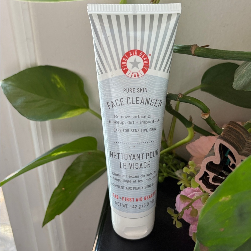 First Aid Beauty Pure Skin Face Cleanser - White and Red
